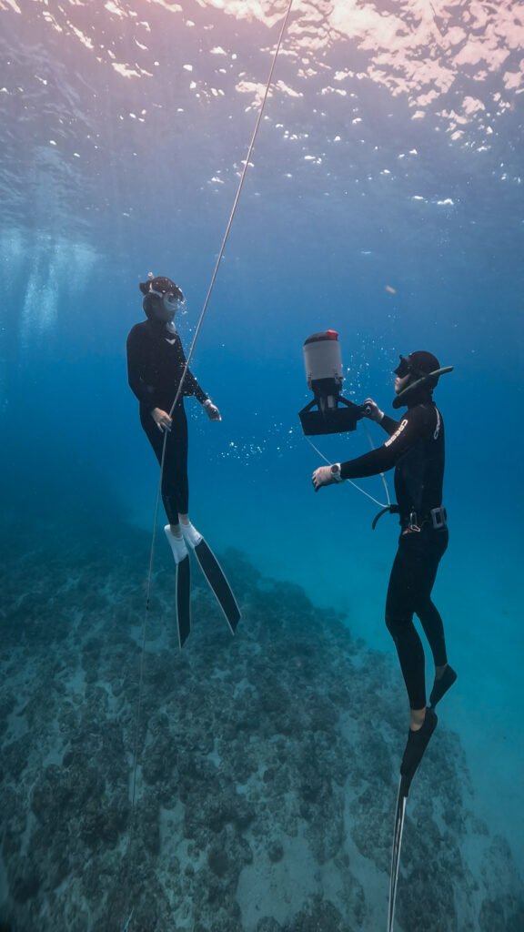 小琉球自由潛水安全訓練｜Once Diving 教練與學員進行潛伴練習