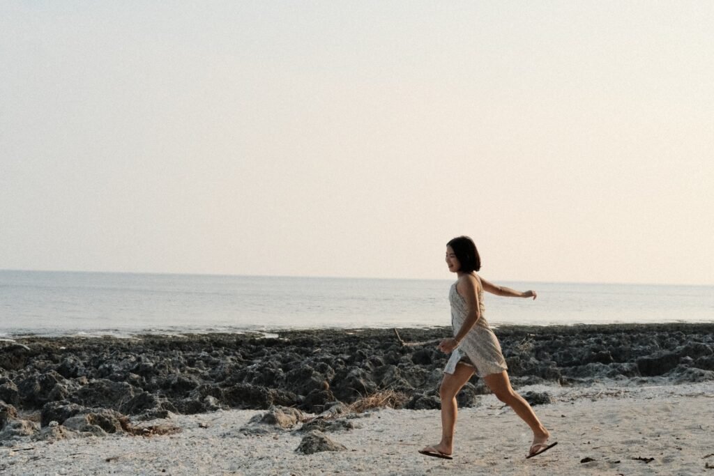 旅客走在小琉球海邊，準備展開第一次小琉球旅行