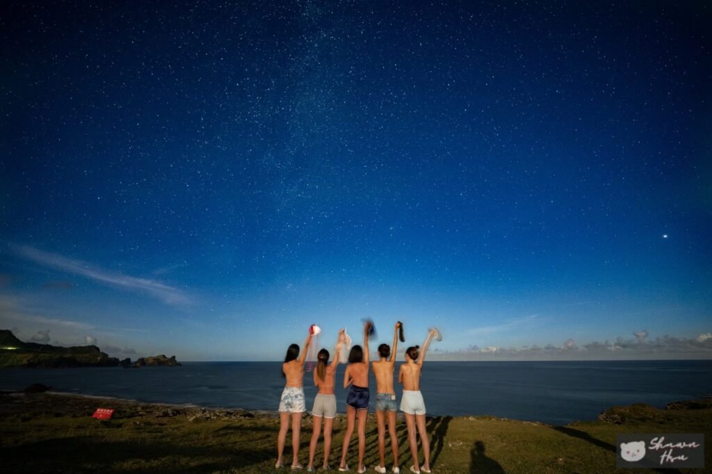 小琉球景點夜間星空景色與旅客合照,適合第一次來小琉球旅遊參考